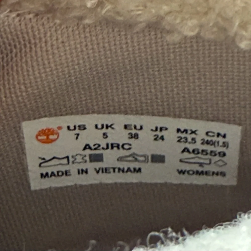 Timberland teddy fleece lace up boots light tan cream sherpa women’s 7 EUC - Picture 10 of 12
